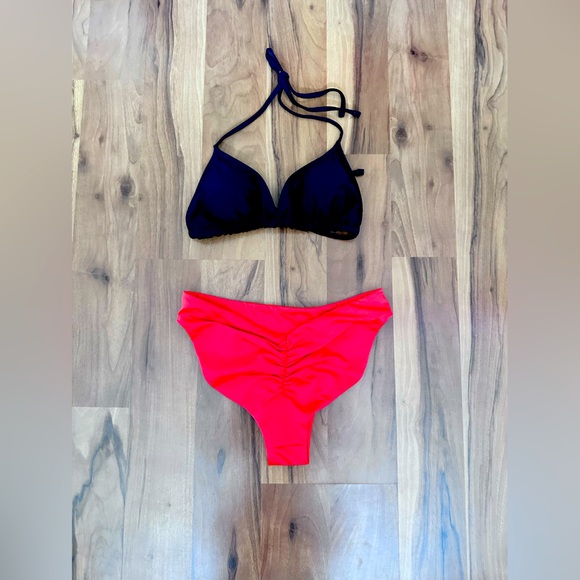 Londre The High-Leg Scrunch Bottom - Fiesta Red & The Triangle Top - Matte Black - Picture 2 of 2